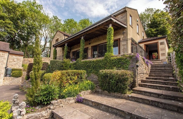 8 car o/s forecourt - detached 4 bedroom - Views!