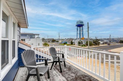 8 Mi Barnegat Lighthouse Apt with Balcony!