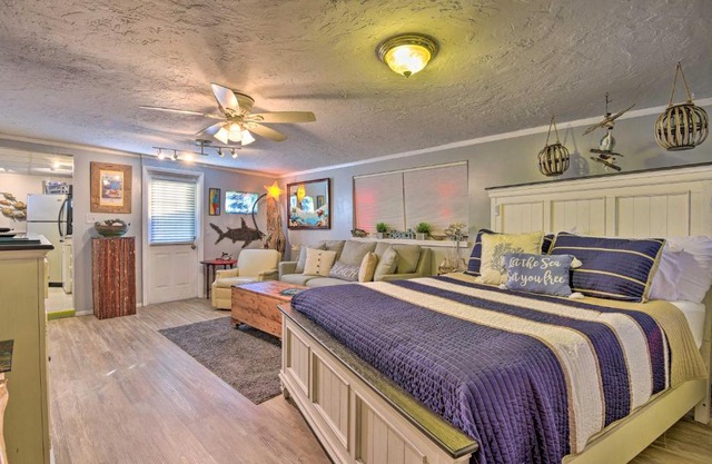 8 Mi to Beaches Artistic Bradenton Studio with Yard