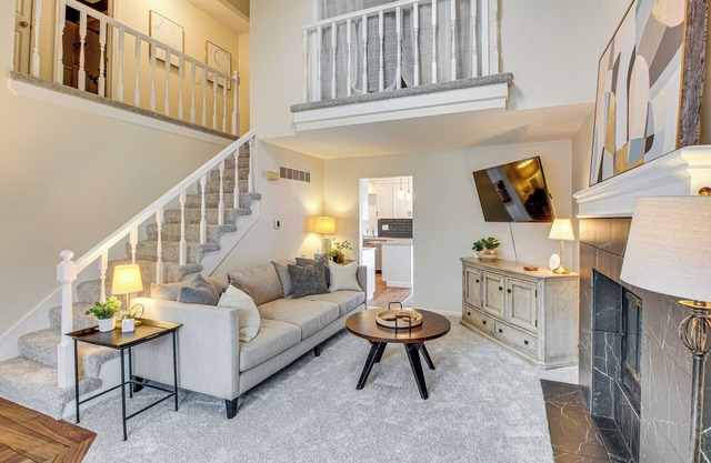 8 Mi to Dtwn Overland Park: Townhome w/Yard!