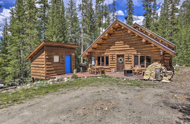 8 Mi to Gondola: Cozy Breckenridge Cabin w/Deck!