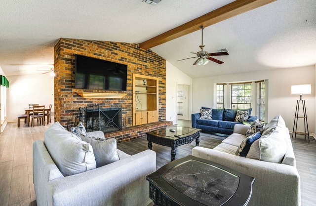 8 Mi to Lewisville Lake: Peaceful Countryside Home