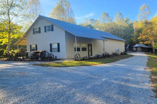 8 Mi to Tellico Plains House and Cabin Near Trails!
