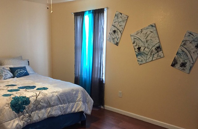 8 min to Bourbon 5 beds 2 full bath