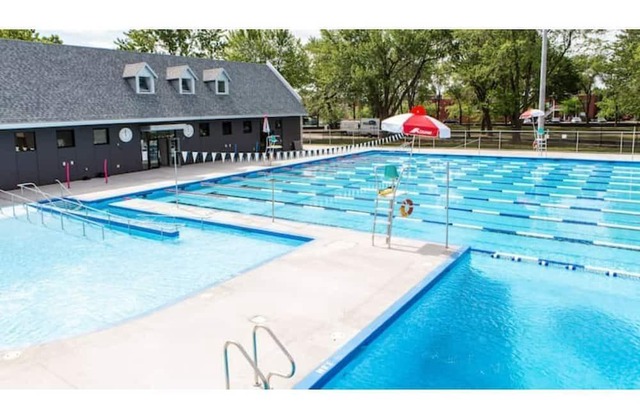 8 minutes from Airport