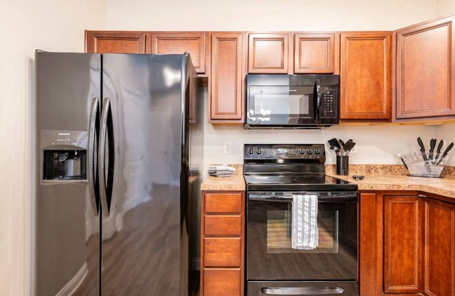 8 MINUTES TO KENTUCKY HORSE PARK! Two-story Luxury Townhome
