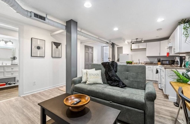 800 SQFT Basement w/Full Kitchen + Near Downtown