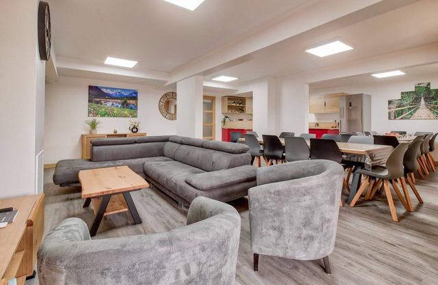 80m from the slopes, great flat for 15