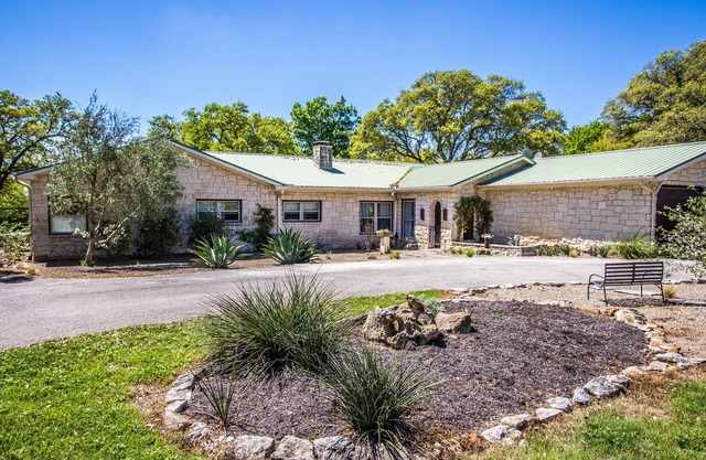 8acres of privacy and beauty. Inspiring, Must See. Kayaking!-Sleeps up to 8
