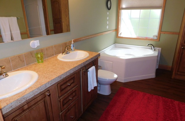 8min from beach,MasterSuite w/bath + own entrance