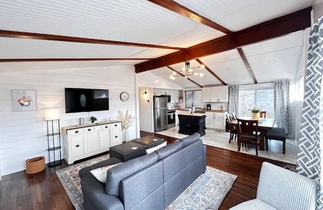 8th Street Haven - House in DT Hamilton