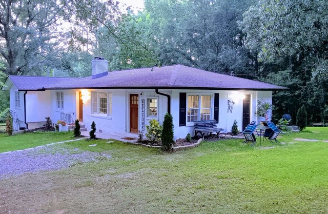 9 mi to Acworth Beach- Cozy ranch. Grill, play, relax.