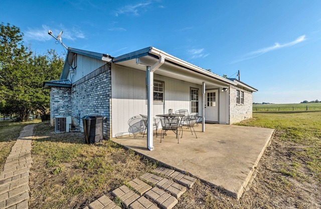 9 Mi to Belton Lake: Home w/Fire Pit & Patio