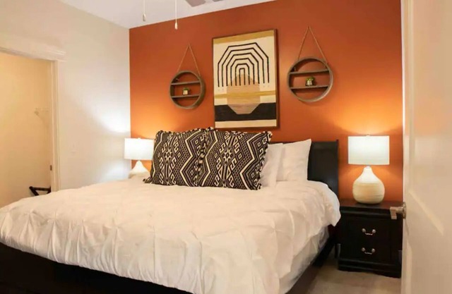 9 Miles to Downtown | 1000Mbps | King bed | W/D