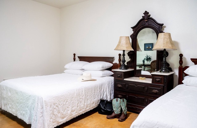 9 Suites on 73 Acres - Horse Oasis - 12bd Inn - Brenham - 10min to Round Top