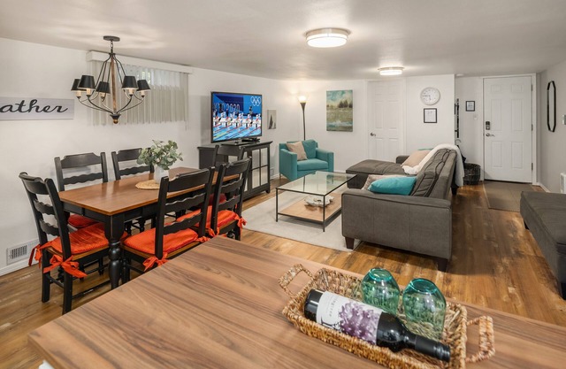 900 Sqft Modern One Bedroom Close to Ocean/Airport with W/D and Private garage
