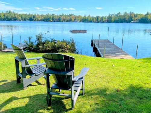 91WR Lake vibes and views at this waterfront home in the White Mountains