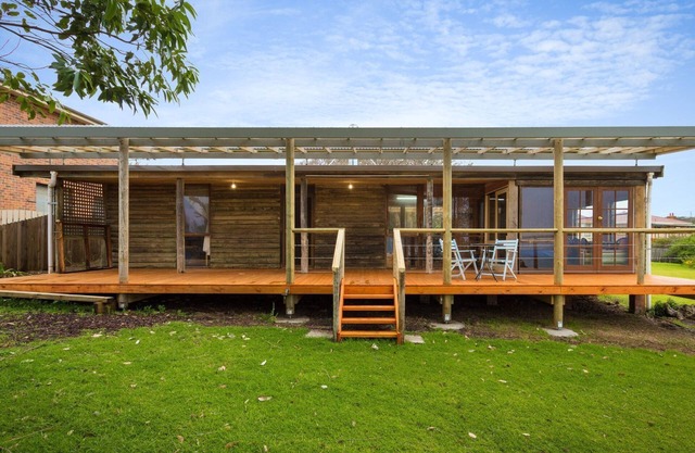 98 Ocean Parade - Rustic Log Cabin