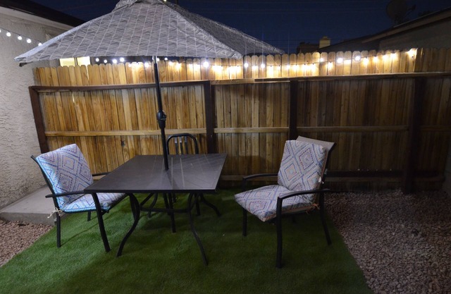 9min to the airport washer & dryer, kitchen, outdoor BBQ. Sleeps 4