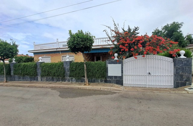 A 10 Minutos de Sevilla. Chalet Independiente, con Piscina y muy Tranquilo