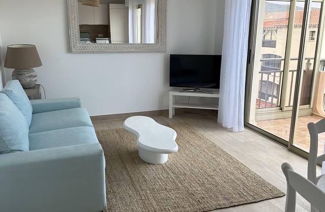 A 100 Mètres de la Plage et du Centre Ville : Piscine, Parking, Tout à Pieds!