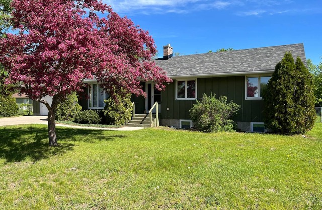 A 2000 sq ft Family Home W/2 King Bed + Game Room - A home away from home in a flourishing & inviti