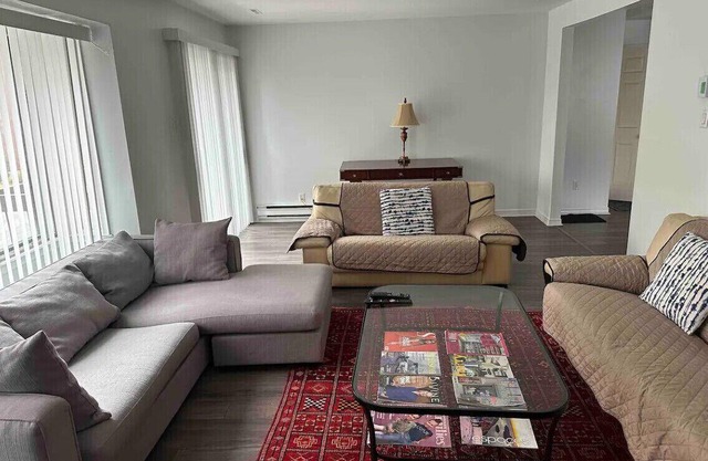 A beautiful newly renovated bright and clean upper apartment in Côte St-Luc