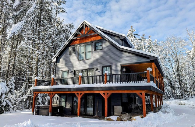 A/C, Deck w/Seating, Grill, Hot Tub, Large Yard