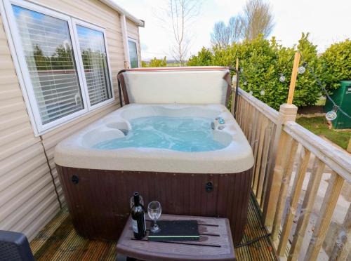 A & C Lodge plot 41 - HOT TUB - 1 double bedroom- 1 twin room 2 bathrooms 4 pm check in NO COMMERCIAL VANS - PLOT 41 Check in 4 pm 41 pet friendly