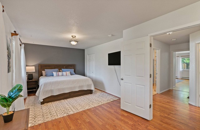 A/C,Pet Friendly, Private Hot Tub, Great Location!