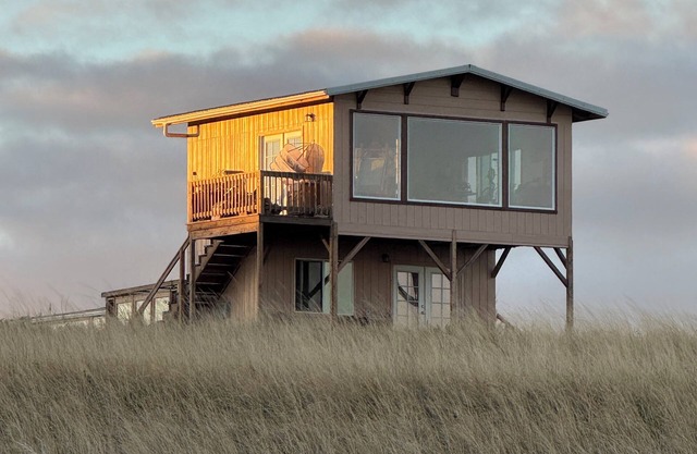 A charming, secluded, off-grid, quiet and a 180 degree view of the ocean.