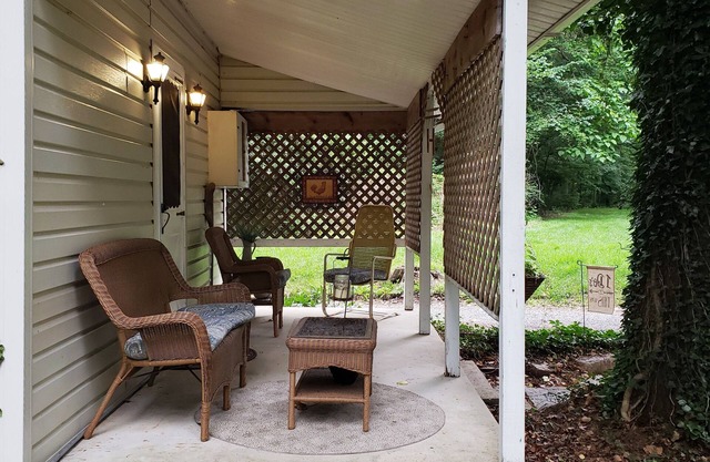 A Cottage in Woods Near Skiing, Lake, and Historical Sites