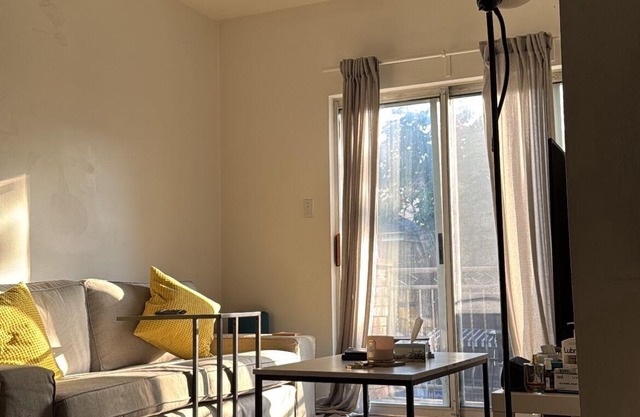 A Cozy & Bright Apartment w/Terrace-Friendly Neighbourhood Downtown Toronto