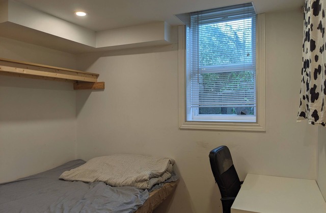 A Cozy Private Room At PandaMotel.com