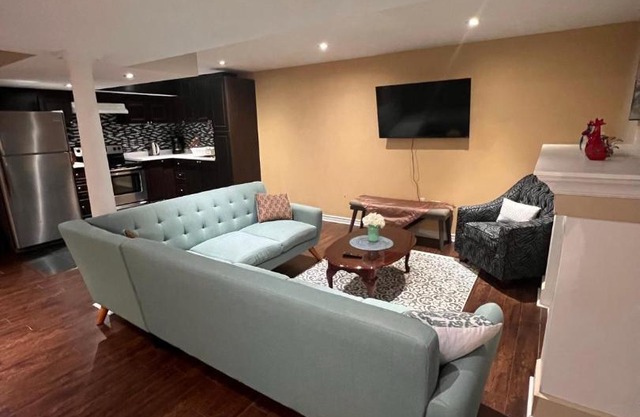 A Cozy unit, One bedroom, separate Entrance, Full kitchen