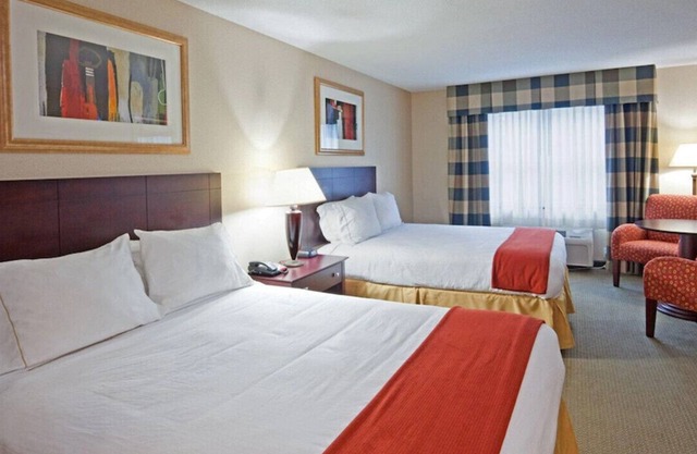 A Dazzling Room for Your Crew! W/ Modern Amenities