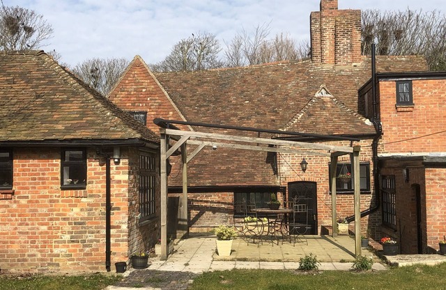 A fabulous Grade II listed converted 14th Century pub. Child and pet friendly
