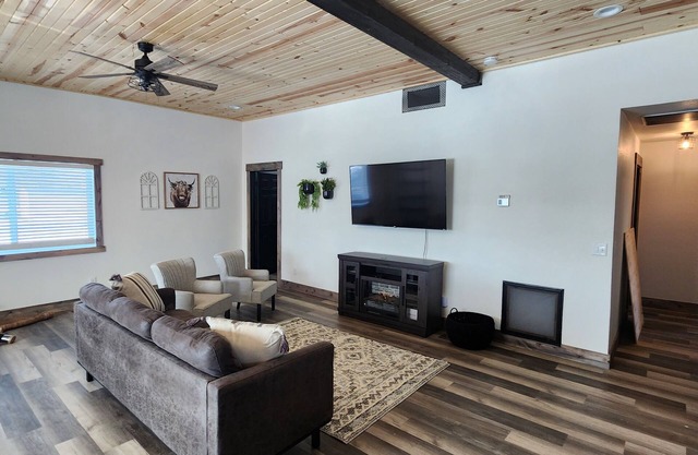 A Farmhouse style lodge, Centrally Located & Family Friendly Unit!
