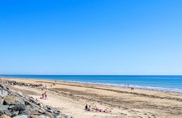 A few kilometers from the beach, this bright and spacious cottage welcomes you.