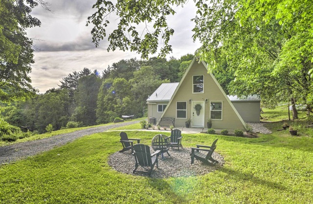 A-Frame Cabin w/Hot Tub: 5 Mi to Waterford!