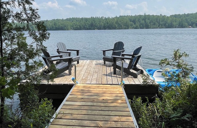 A-Frame Cottage on Lac Bataille, Val-des-Montsn