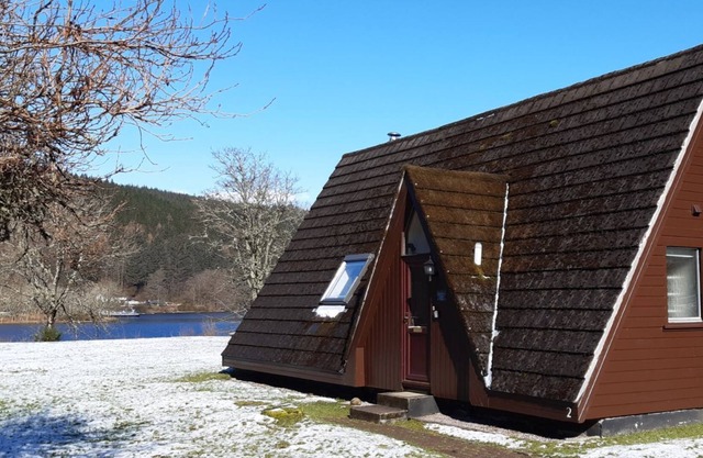 A Frame lodge with amazing loch views on the bank-side of Loch Oich