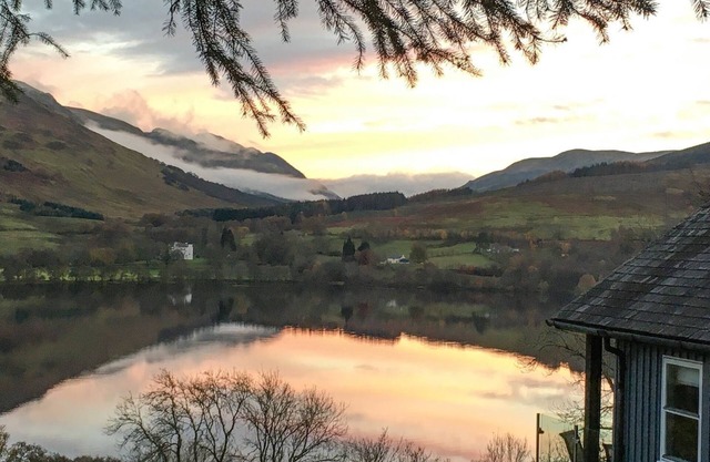 A gorgeous, cosy, modern cottage with breathtaking views over Loch Earn.