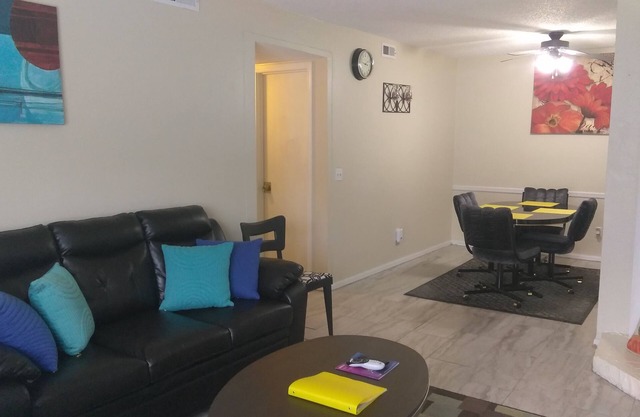 A GREAT FIND! Discounts for this Lovely, Clean, Colorful & Comfy 2B/2B Condo!