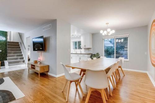 A Great Location Modern Home With A Hot Tub