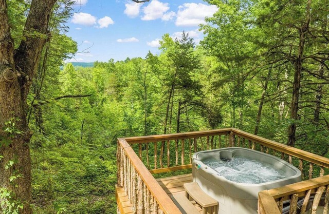 A Hot Tub Tower & Private Bungalow In Parthenon