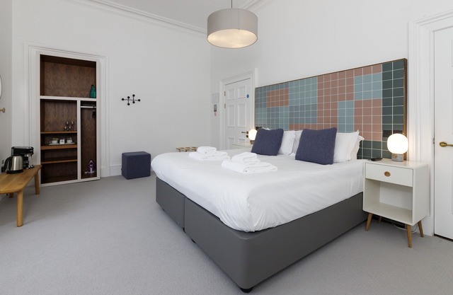 A lews castle that sleeps 2 guests in 1 bedroom