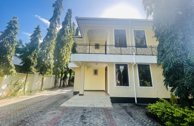 A lovely 3 Bedroom Vacation home with free parking