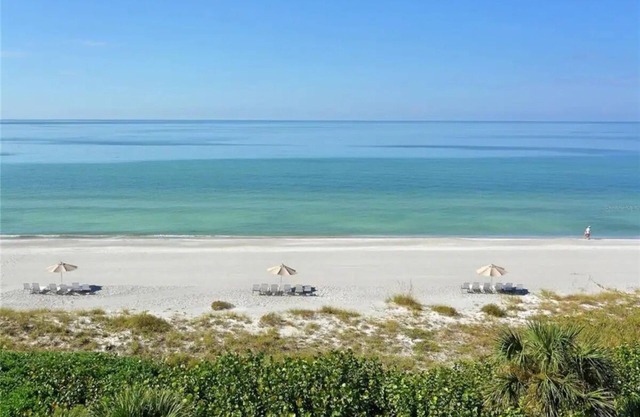 A Lush + Tropical Beachside Sanctuaryn2BR/2BA Condo w/Fully Equipped Kitchen