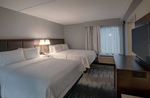 A Luxurious and Beautiful Queen Room! Free WiFi